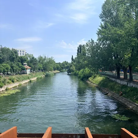 Апартаменти Gojdu By The River