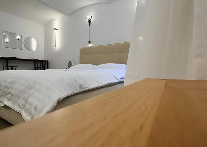 Gojdu By The River *